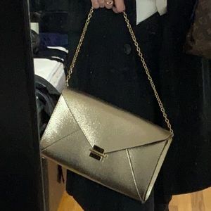 Gold metallic shoulder bag with gold short chain